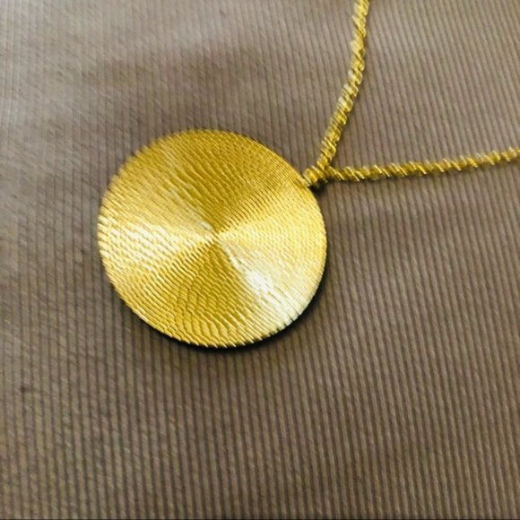 Beautiful Shiny Round Pendant Necklace - Picture 2 of 7